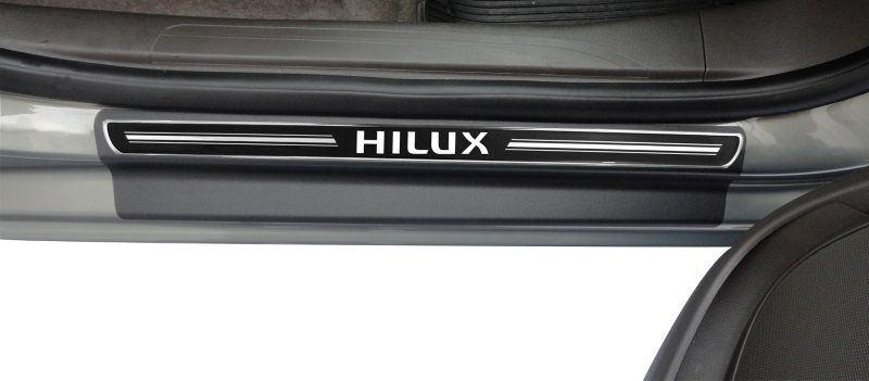 Soleira Resinada Hilux CD 16/ Elegance